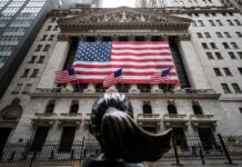 Bolsas de NY fecham em baixa e caem 1% na semana, com medo por economia em meio a aperto global